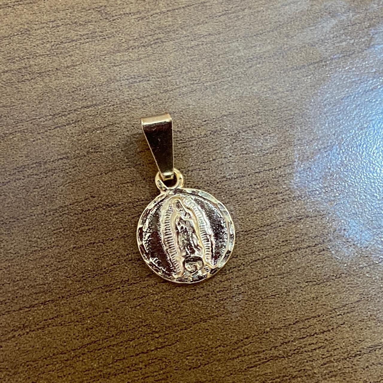 PINGENTE DOURADO REDONDO NOSSA SENHORA DE GUADALUPE (6 UNIDADES)