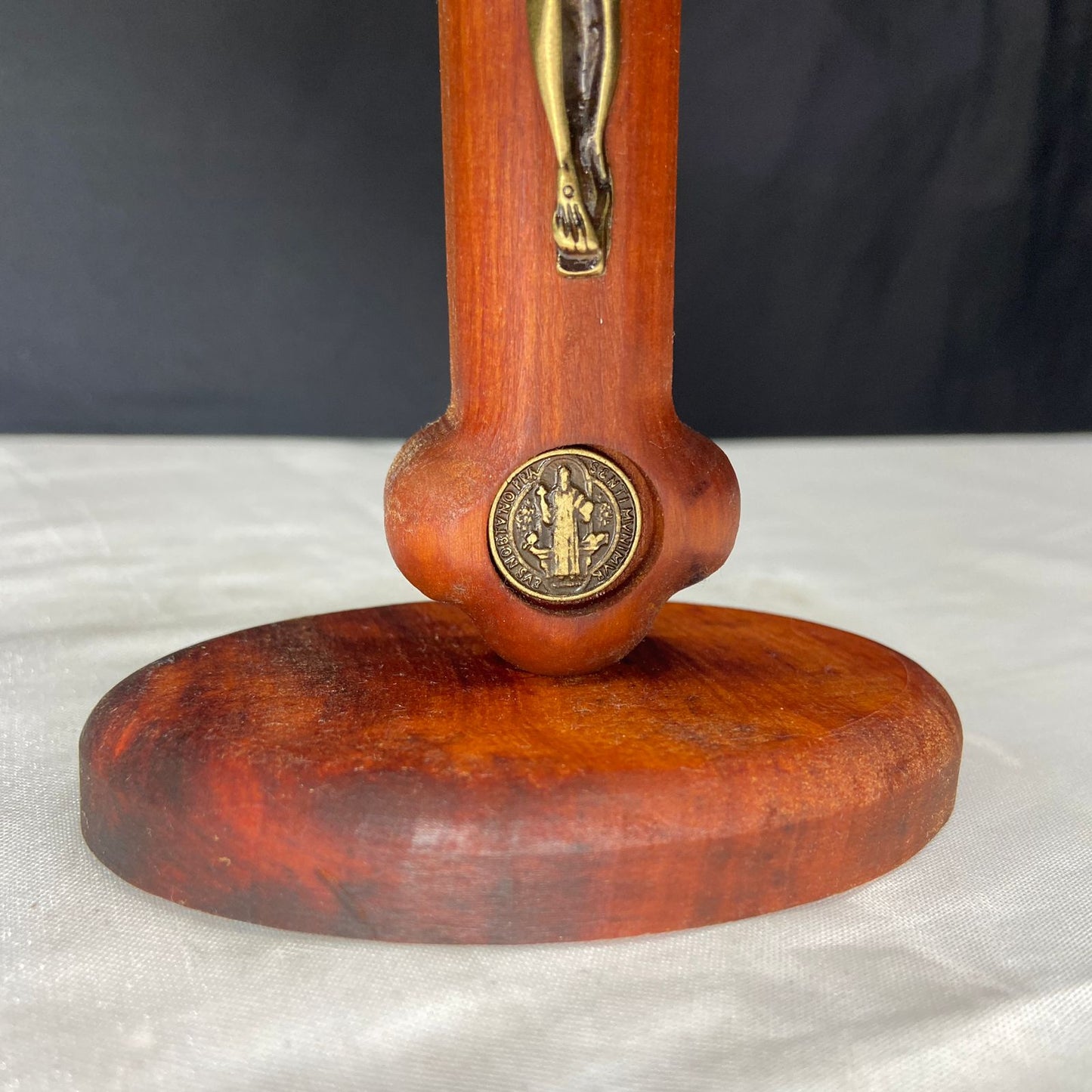 CRUCIFIXO MADEIRA DE MESA E PAREDE MEDALHA SÃO BENTO E NOSSA SENHORA DAS GRAÇAS 20CM (1 UNIDADE)