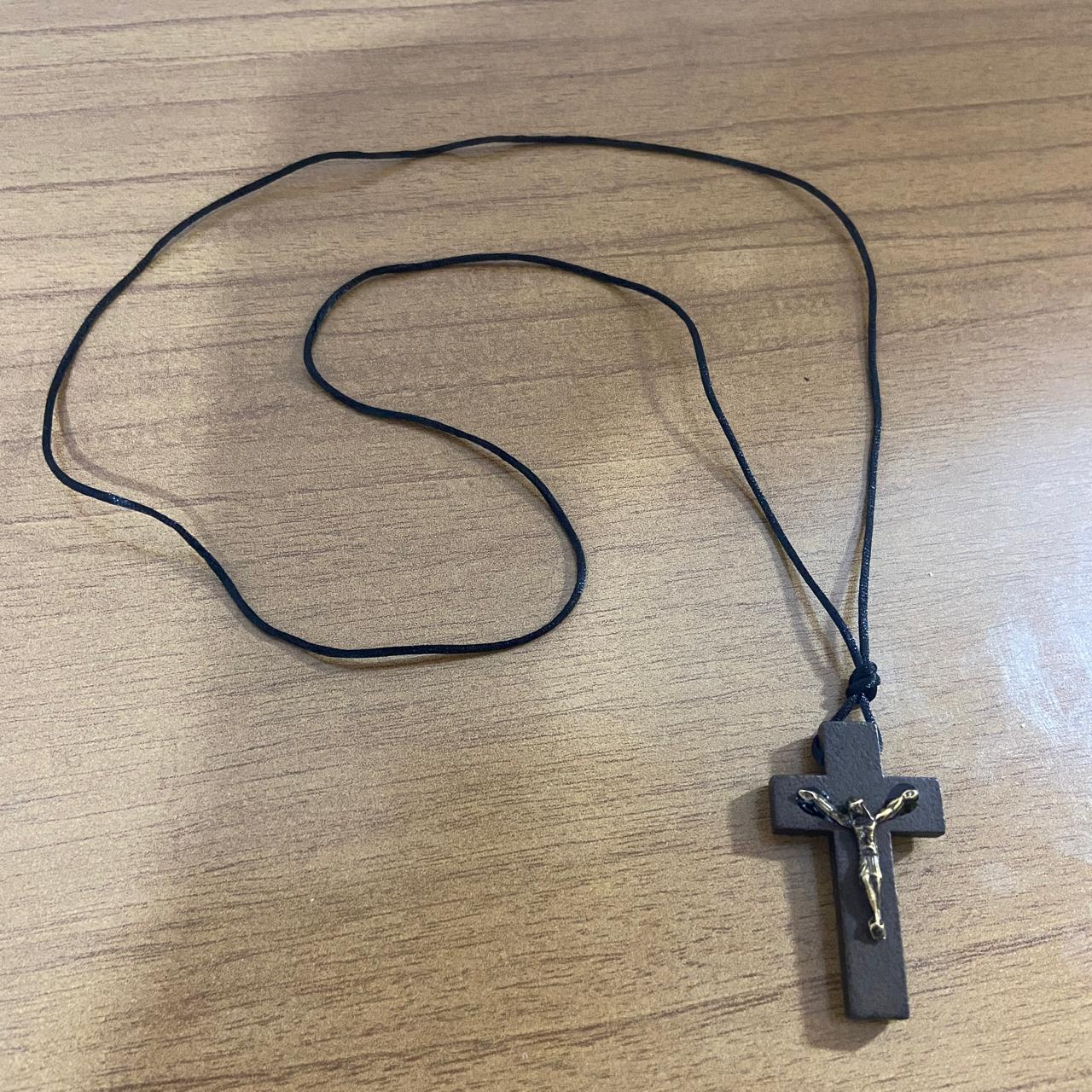 CORDÃO COM CRUCIFIXO DE MADEIRA MARROM (12 UNIDADES)
