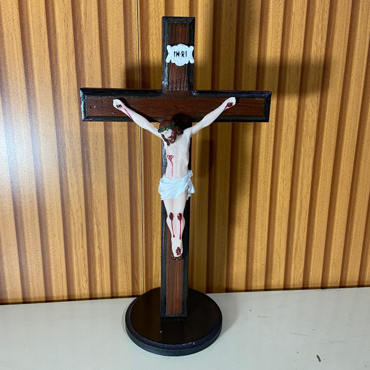 CRUCIFIXO MADEIRA DE MESA COM CRISTO DE RESINA NACIONAL 29CM (1 UNIDADE)
