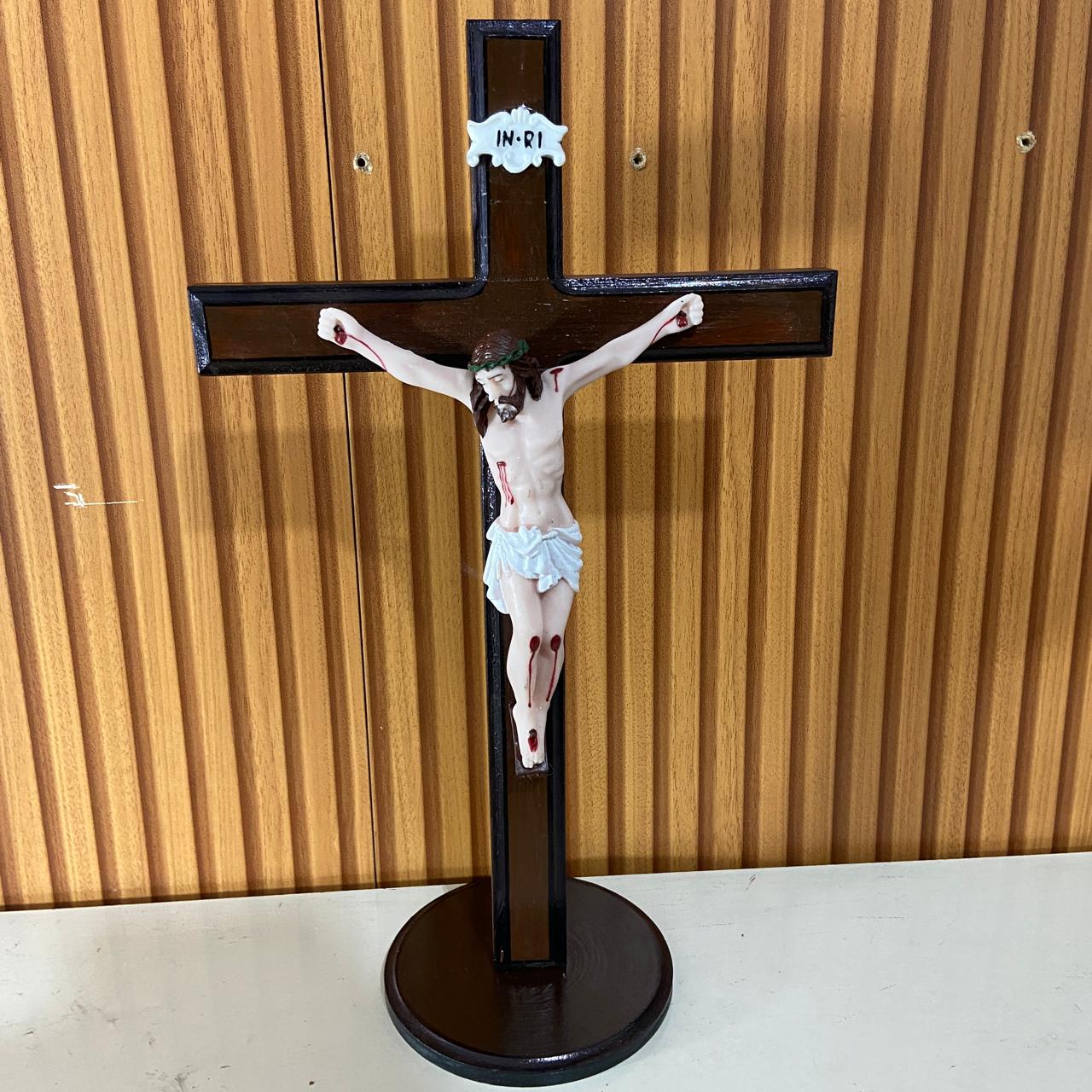 CRUCIFIXO MADEIRA DE MESA COM CRISTO DE RESINA NACIONAL 39,5CM (1 UNIDADE)