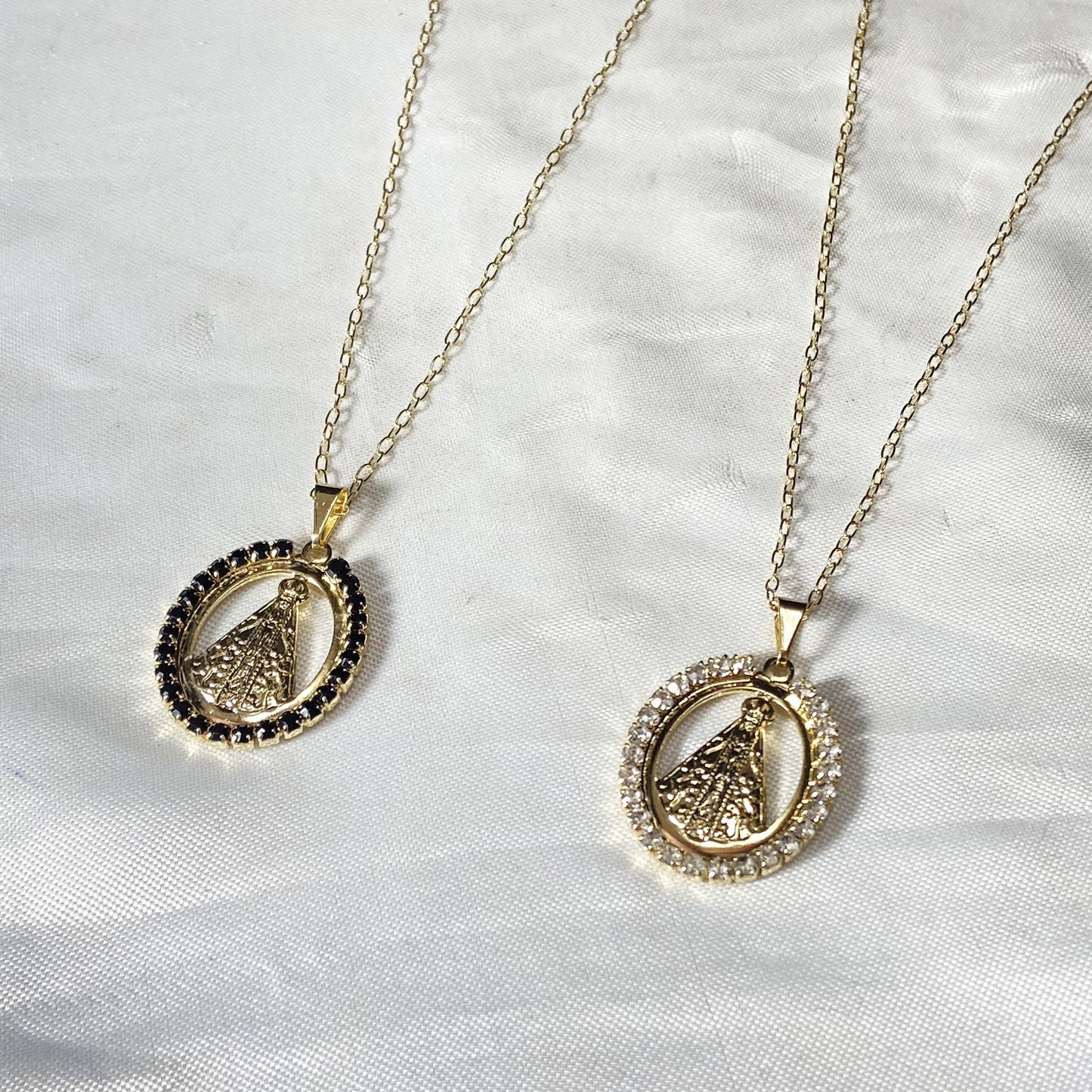 CORRENTE DOURADA OVAL NOSSA SENHORA APARECIDA COM STRASS CORES SORTIDAS M (3 UNIDADES)