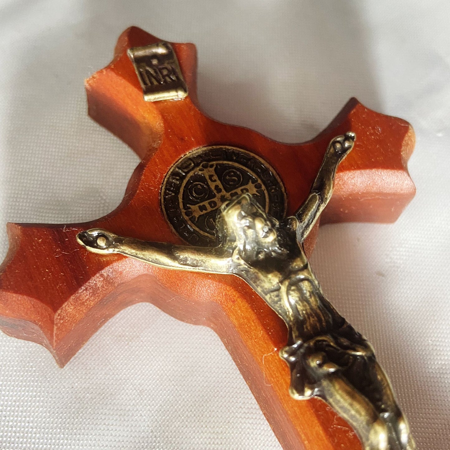 CRUCIFIXO MADEIRA DE PAREDE MEDALHA SÃO BENTO 11CM (1 UNIDADE)