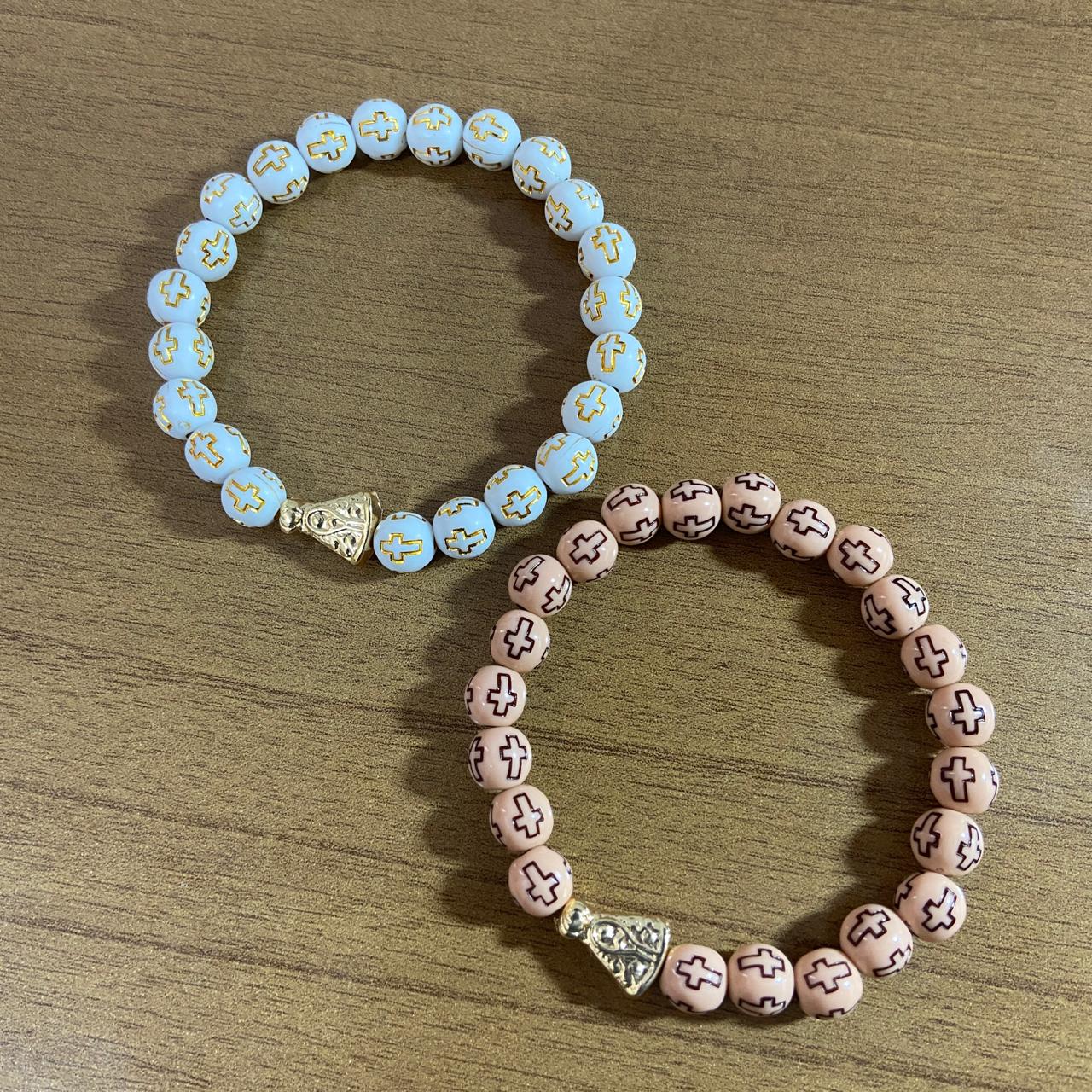 PULSEIRA PÉROLA CONTAS DECORADAS CRUZ NOSSA SENHORA APARECIDA CORES SORTIDAS (06 UNIDADES)