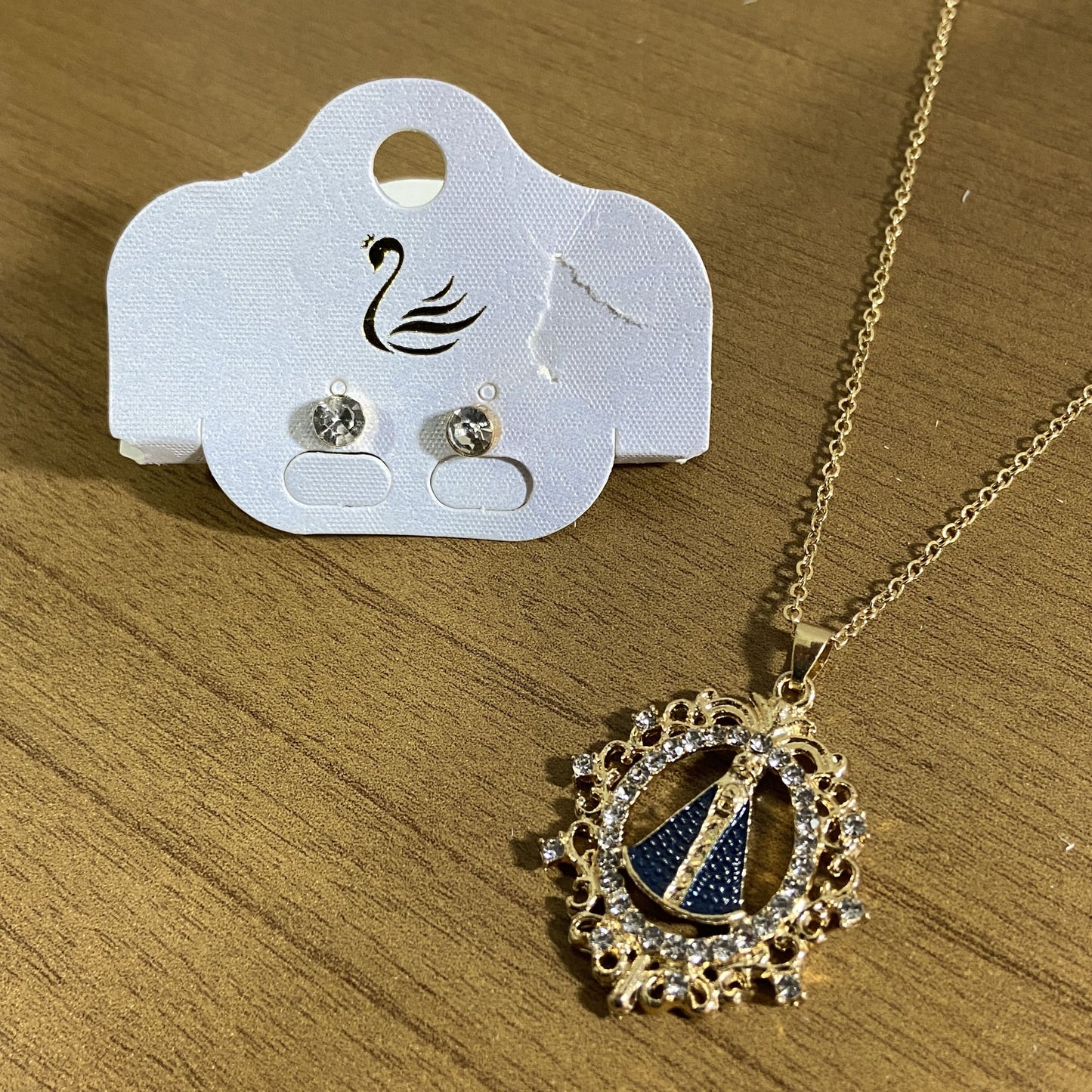 CORRENTE DOURADA COM BRINCO PONTA DE LUZ NOSSA SENHORA APARECIDA MOD 01 ( 1 UNIDADE)