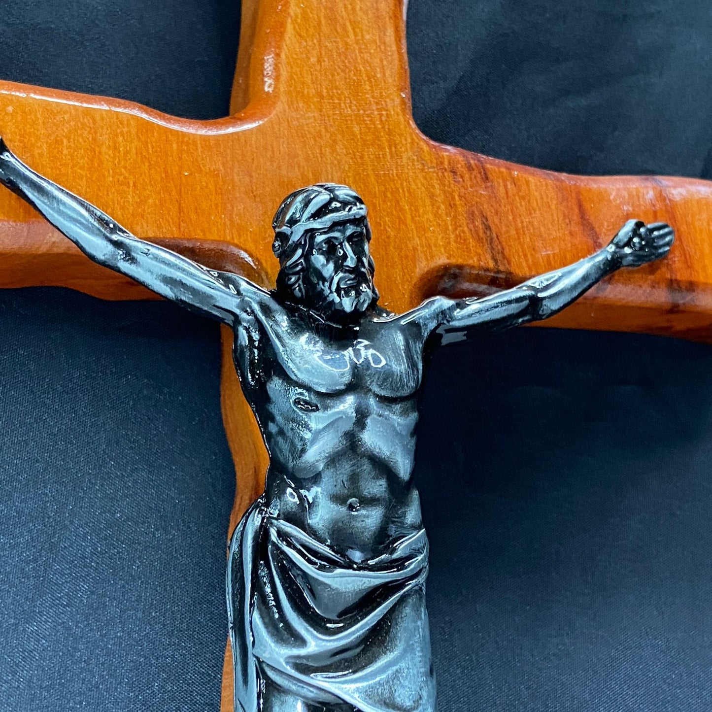 CRUCIFIXO MADEIRA DE PAREDE ONDULADO 33CM (1 UNIDADE)