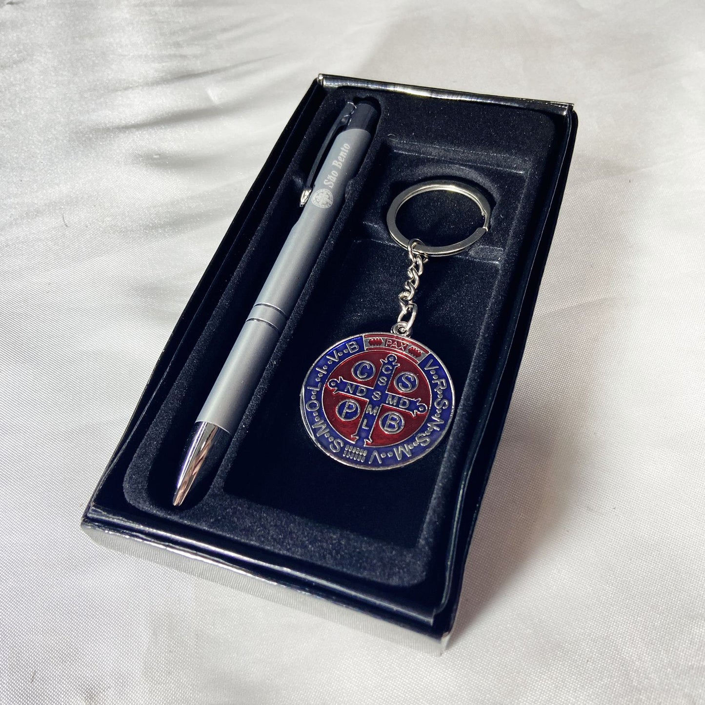 KIT CANETA COM CHAVEIRO MEDALHA SÃO BENTO PRATA ( 1 UNIDADE)