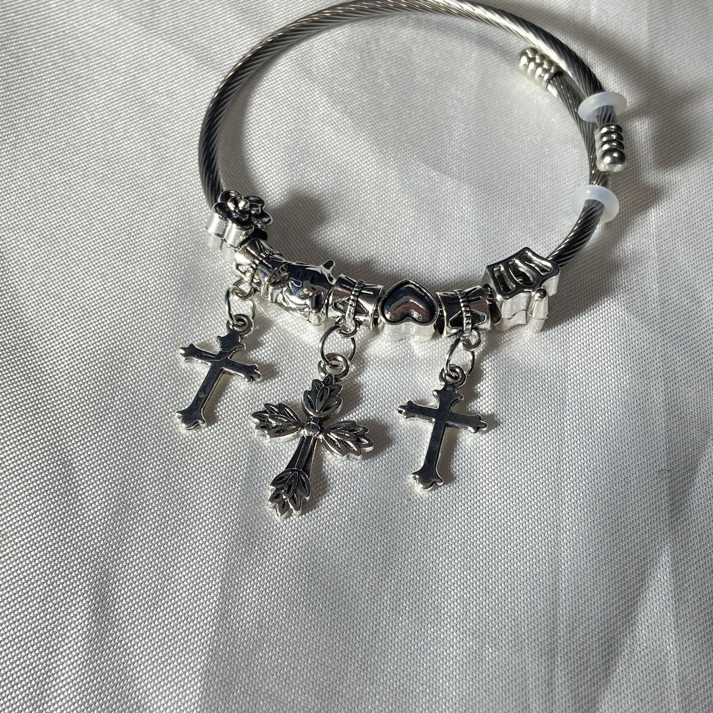 PULSEIRA PRATEADA CRUZ COM BERLOQUES MOD2 (6 UNIDADES)