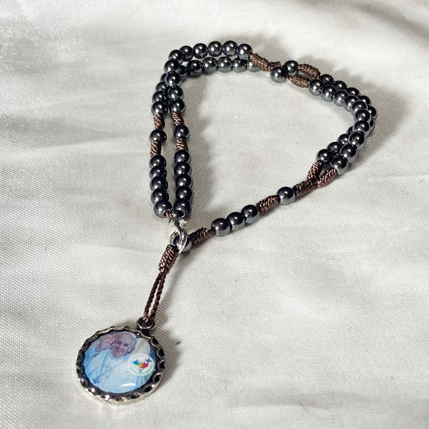 TERÇO PULSEIRA HEMATITA JUBILEU 2025 4MM (6 UNIDADES)