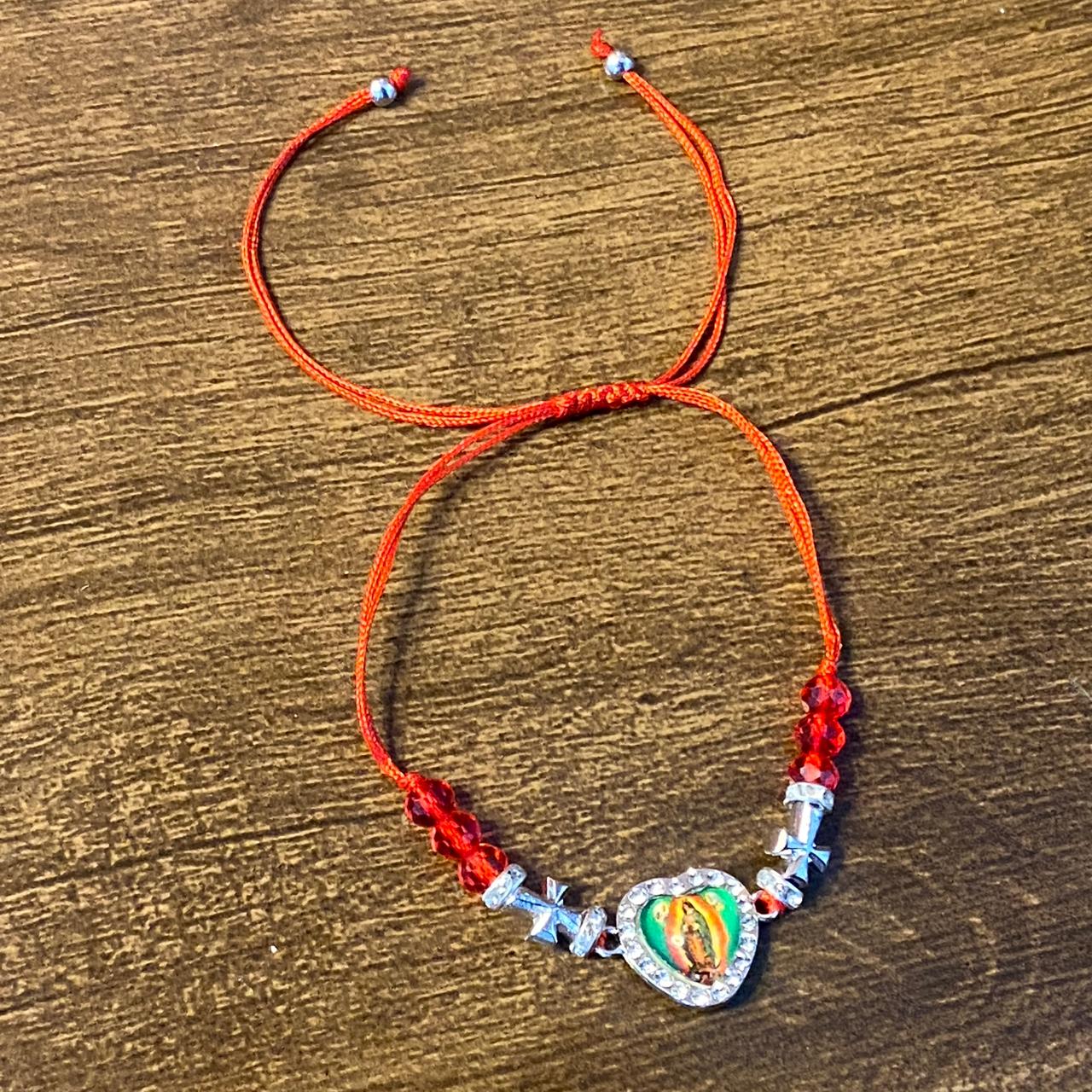 PULSEIRA REGULÁVEL CRISTAL VERMELHO COM MEDALHA RESINADA NOSSA SENHORA DE GUADALUPE ( 01 UNIDADE)