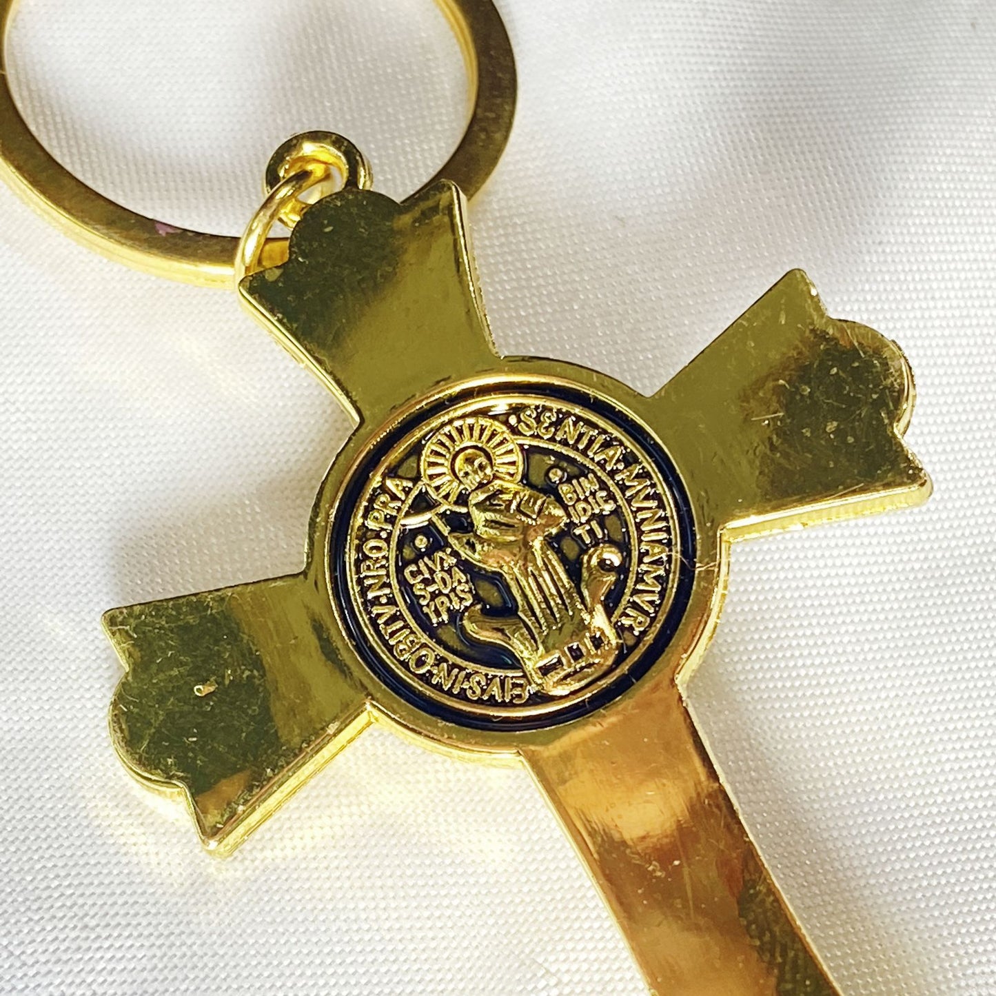 CHAVEIRO DOURADO CRUCIFIXO MEDALHA SÃO BENTO (6 UNIDADES)