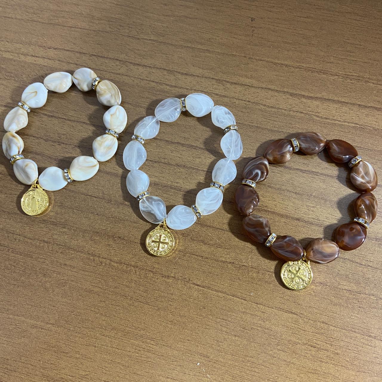 PULSEIRA PEDRARIAS COM MEDALHA SÃO BENTO CORESR SORTIDAS (03 UNIDADES)