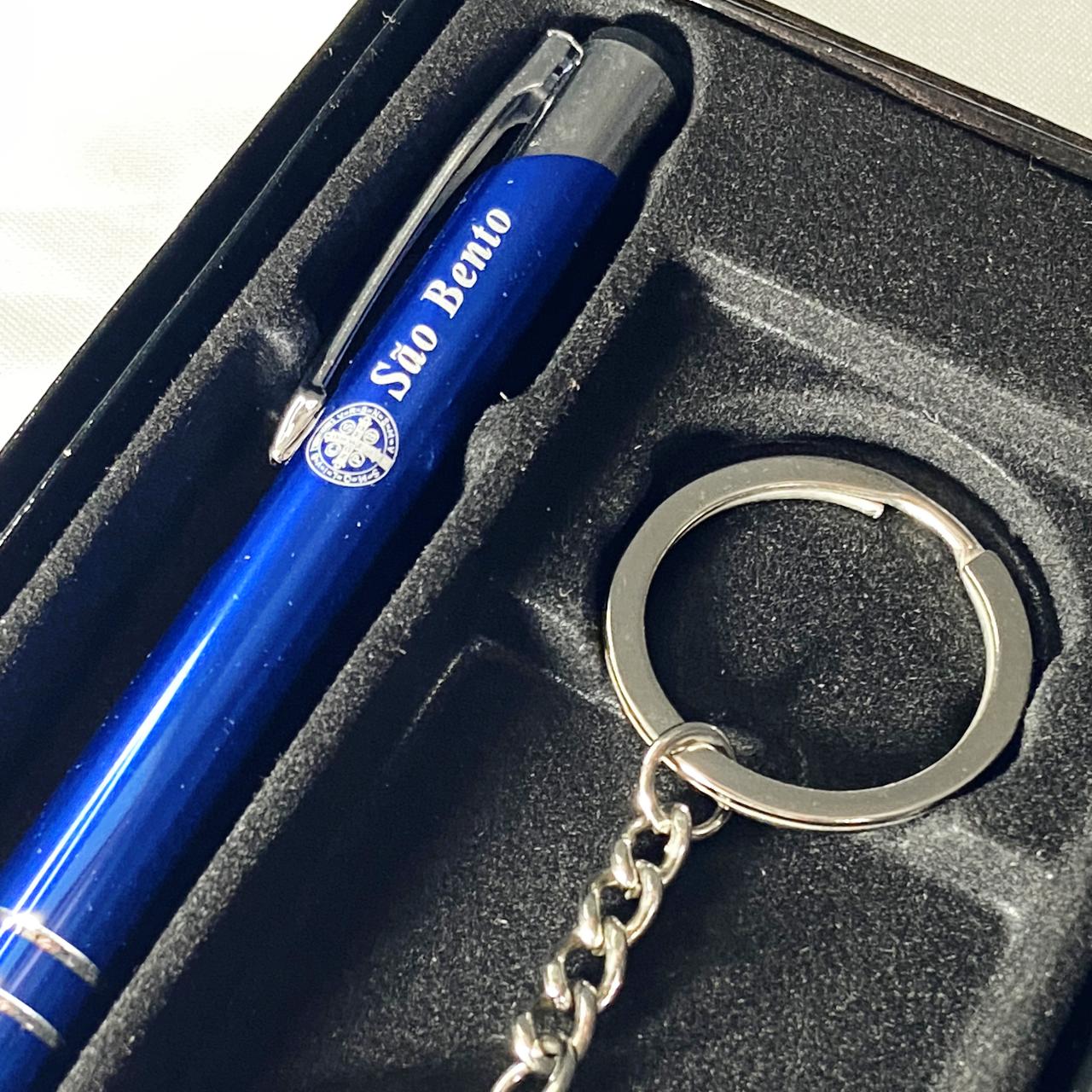 KIT CANETA COM CHAVEIRO MEDALHA SÃO BENTO AZUL ( 1 UNIDADE)