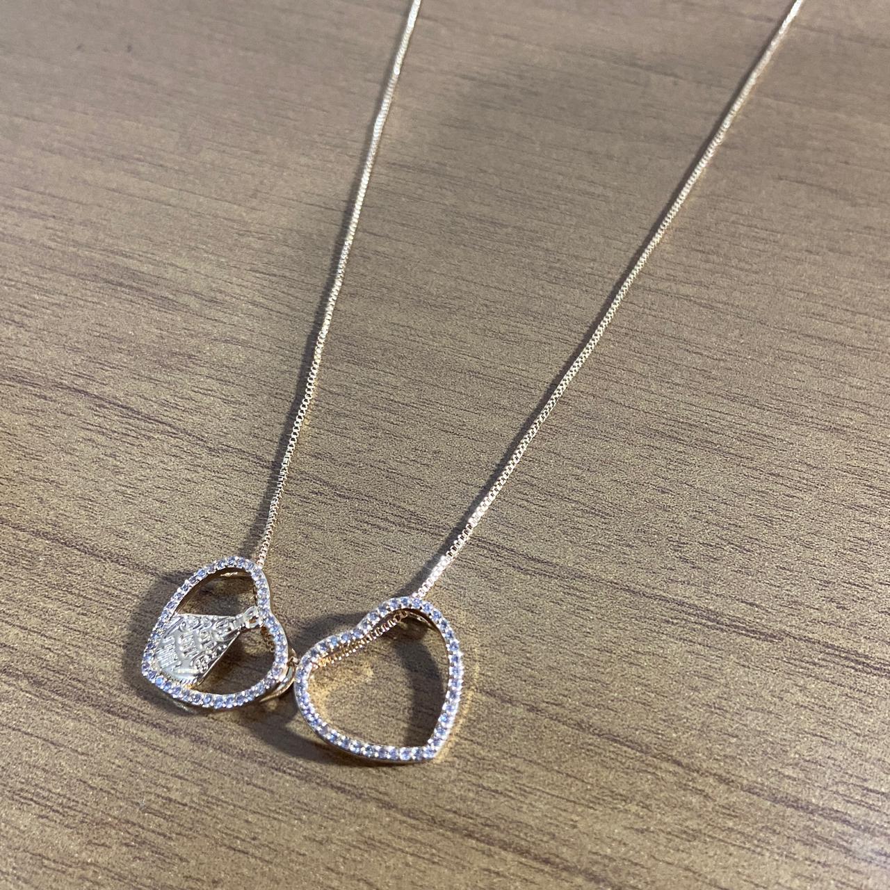 COLAR DOURADO NOSSA SENHORA APARECIDA E CORAÇÃO COM STRASS (1 UNIDADE)