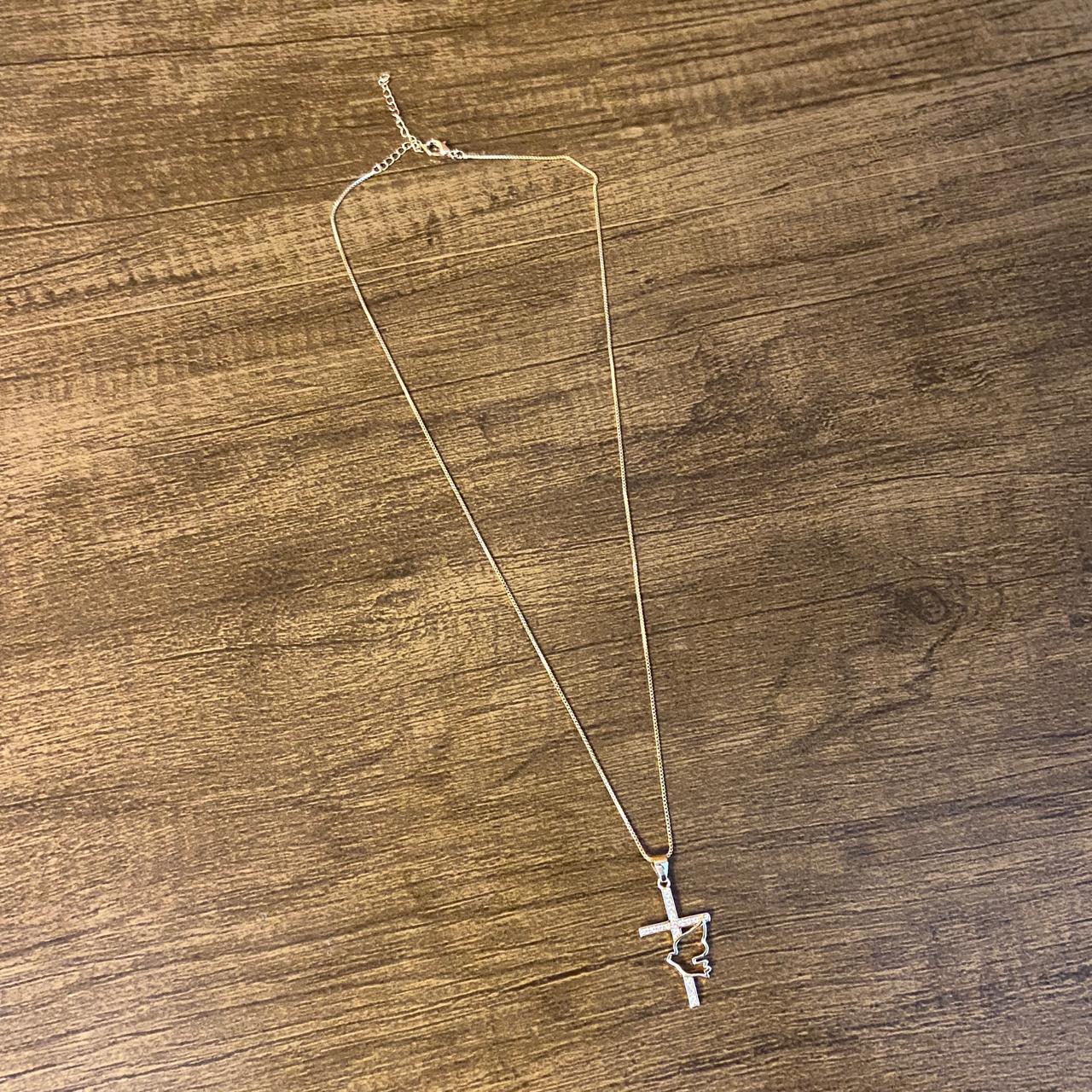 COLAR DOURADO CRUZ COM DIVINO ESPÍRITO SANTO (1 UNIDADE)