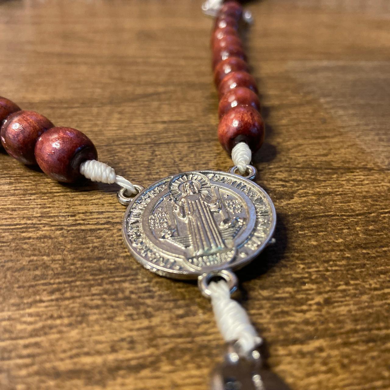 TERÇO DE MADEIRA CONTEMPLAÇÃO DOS MISTÉRIOS DO ROSÁRIO MEDALHA SÃO BENTO PRATEADA 10MM (1 UNIDADE)