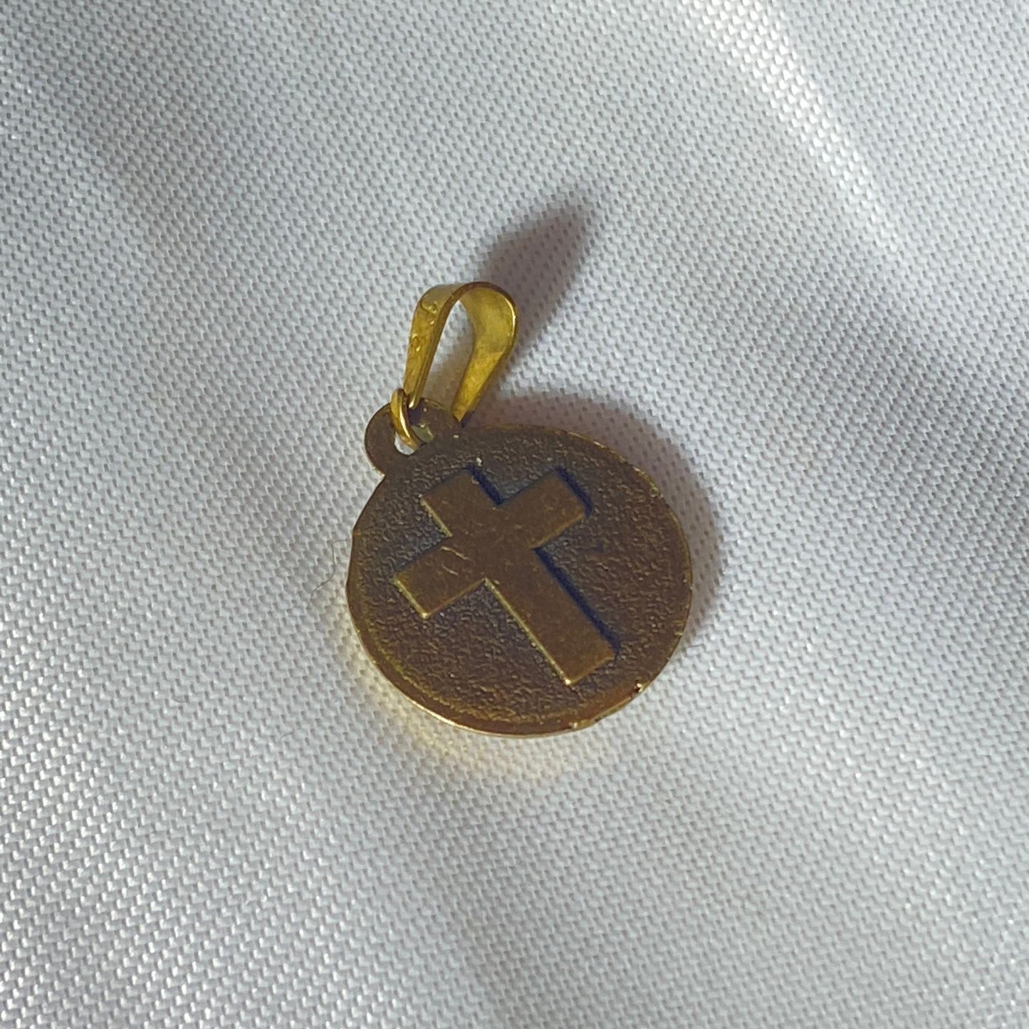 PINGENTE REDONDO OURO VELHO RESINADO SÃO FRANCISCO (5 UNIDADES)