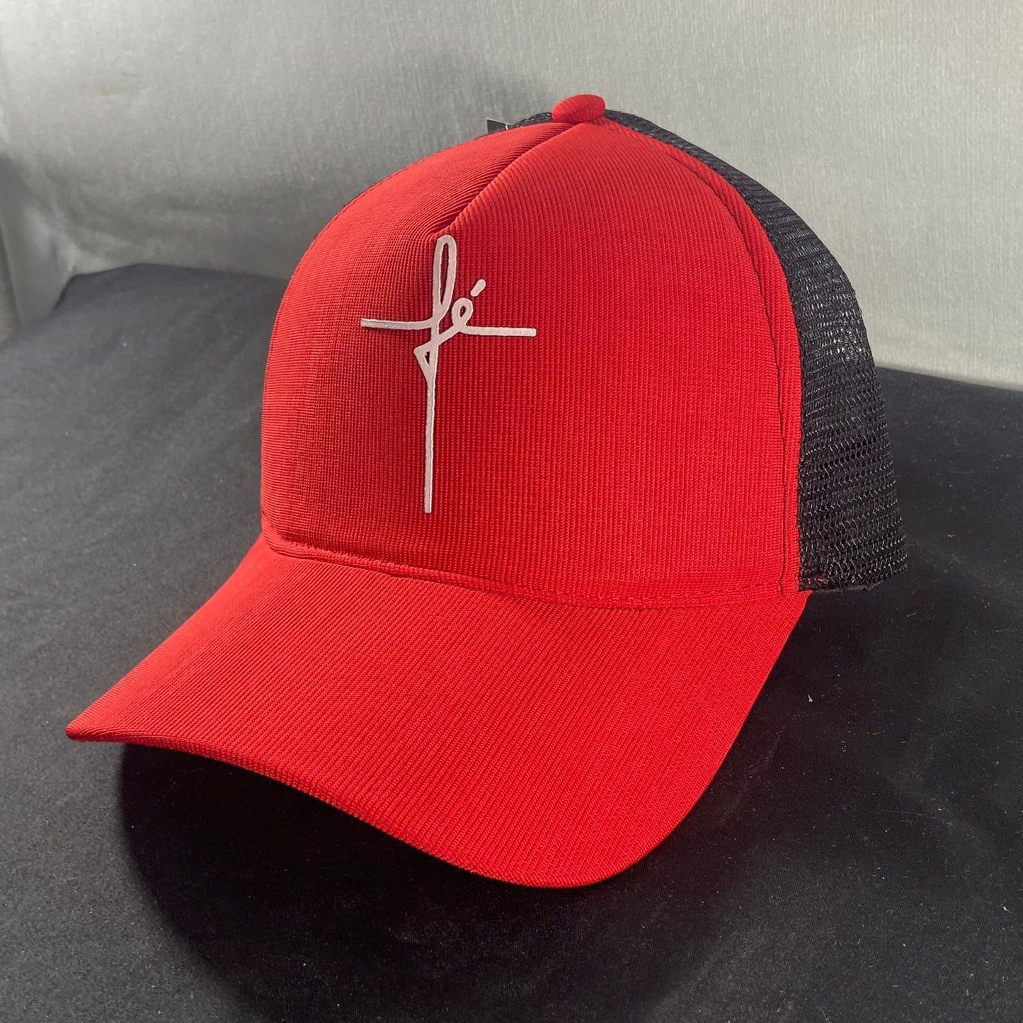 BONÉ FÉ VERMELHO E PRETO (1 UNIDADES)