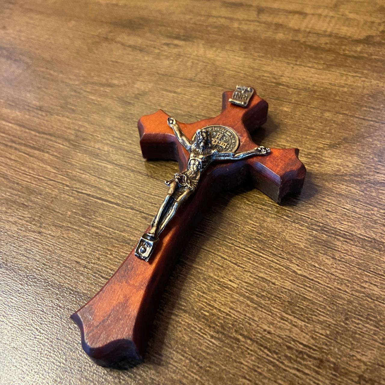 CRUCIFIXO MADEIRA DE PAREDE MEDALHA SÃO BENTO 11CM (1 UNIDADE)