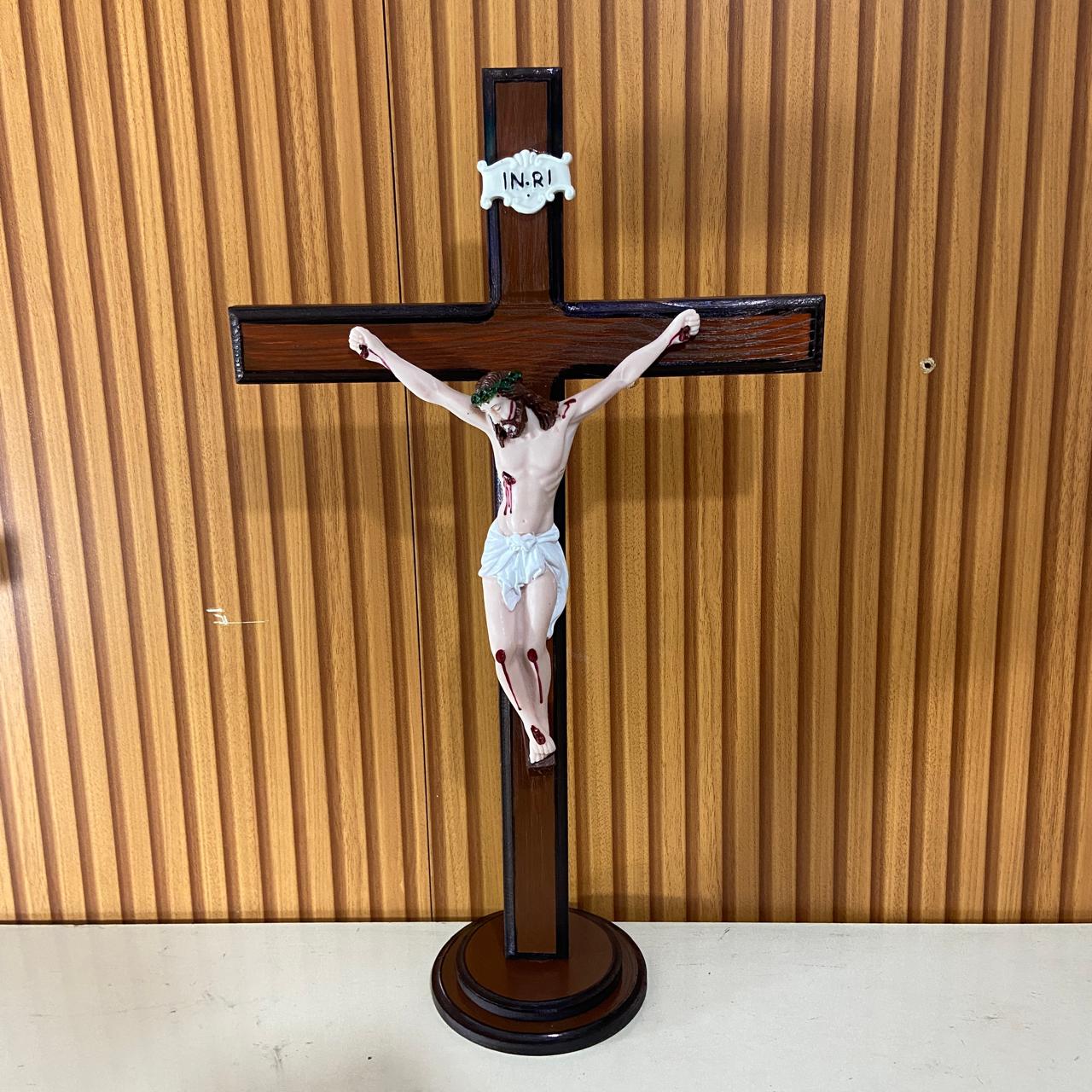 CRUCIFIXO MADEIRA DE MESA COM CRISTO DE RESINA NACIONAL 51,5CM (1 UNIDADE)