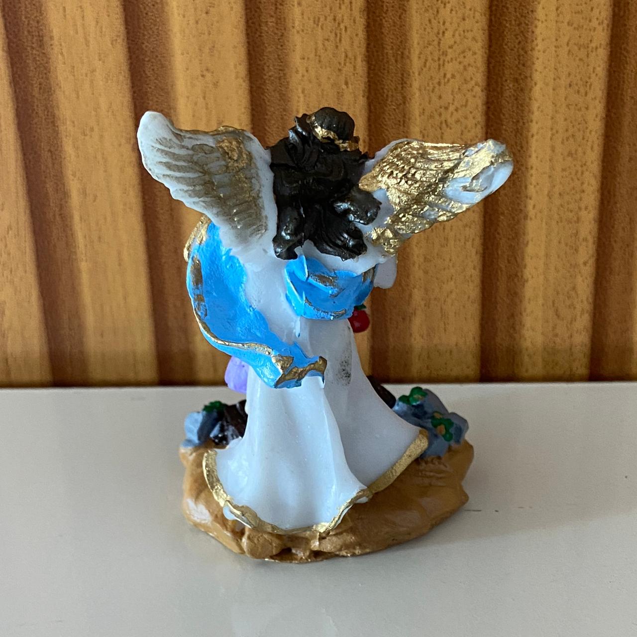 IMAGEM DE RESINA NACIONAL ANJO DA GUARDA AZUL COM CRIANÇA 08CM (1 UNIDADE)