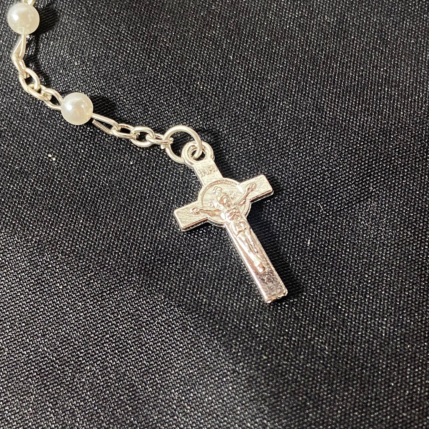 TERÇO NA GARRAFA SÃO BENTO PÉROLA 4MM (12 UNIDADES)