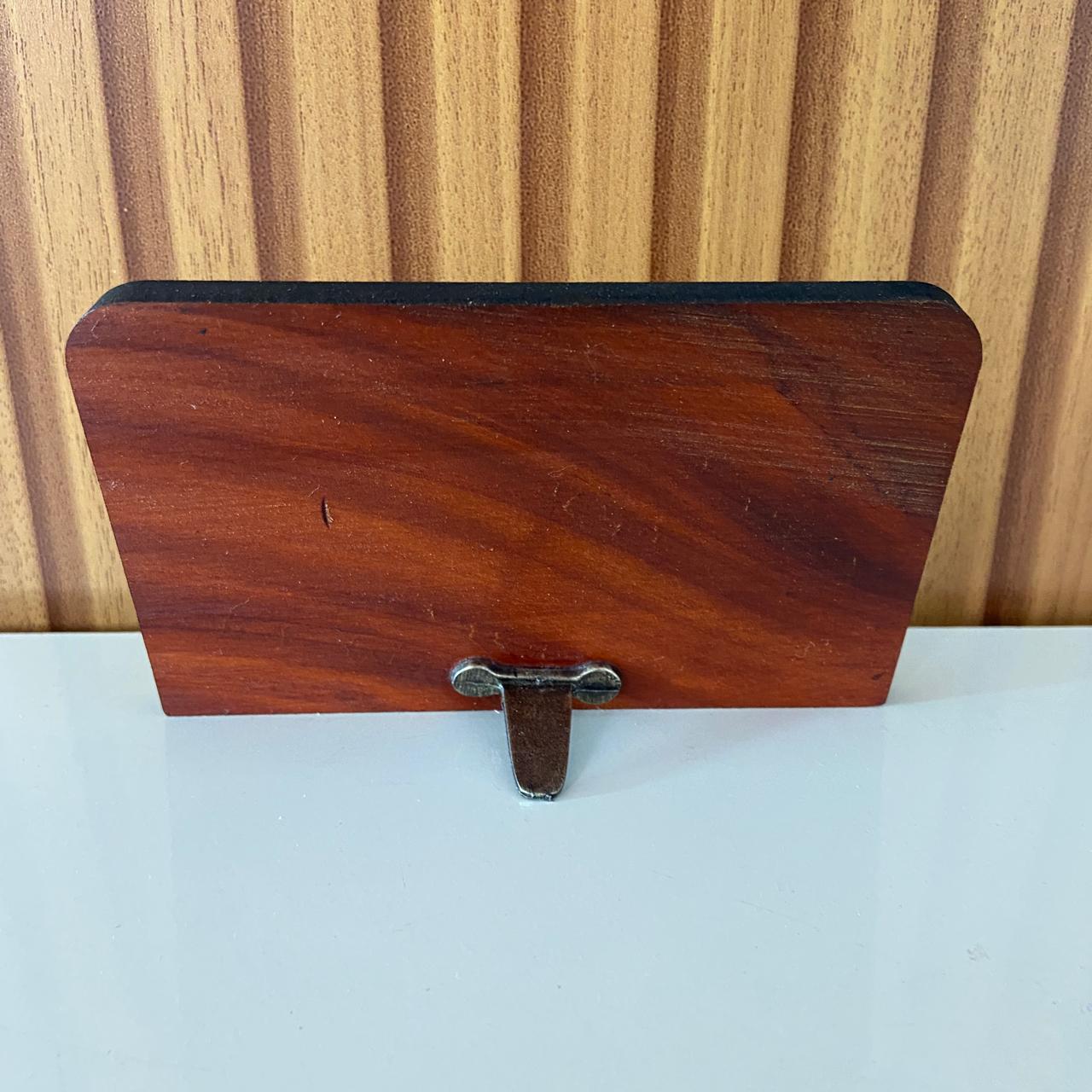 ADORNO DE MESA MADEIRA COM ORAÇÃO SAGRADA FAMÍLIA METAL OURO VELHO 7,7CM (1 UNIDADE)