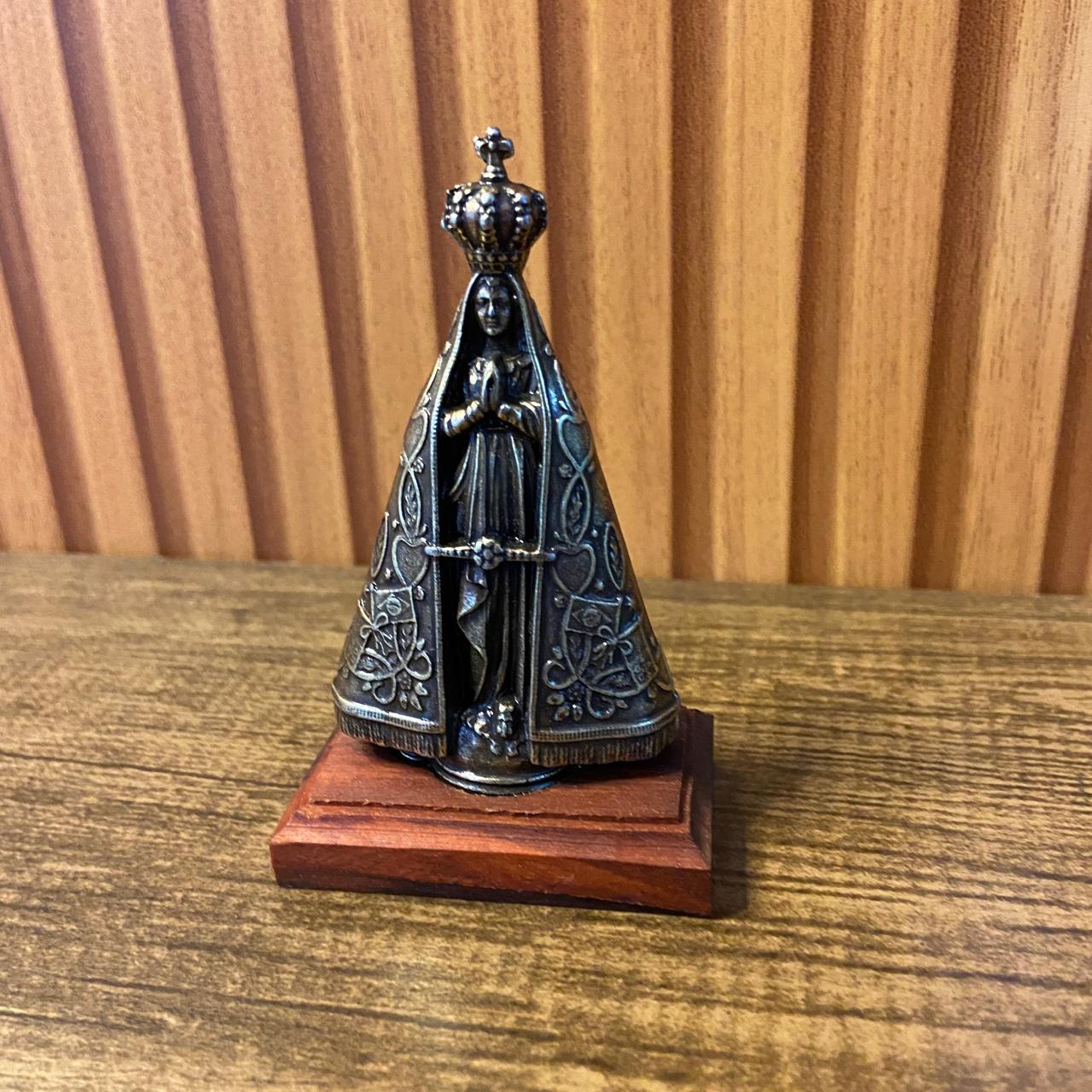 IMAGEM DE MESA METAL OURO VELHO NOSSA SENHORA APARECIDA BASE DE MADEIRA 09CM (1 UNIDADE)