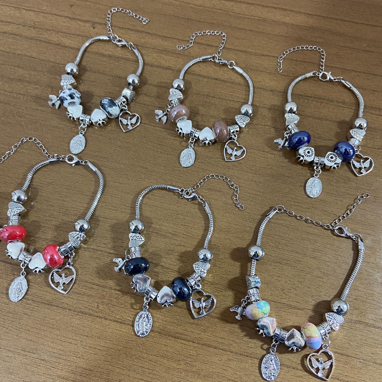 PULSEIRA PRATEADA NOSSA SENHORA DAS GRAÇAS COM BERLOQUES (6 UNIDADES)
