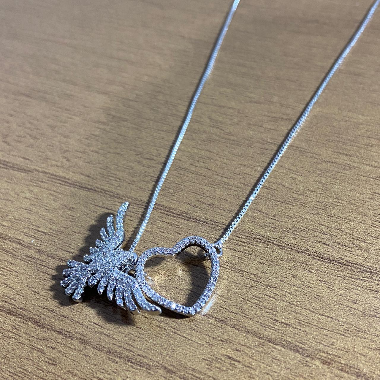 COLAR PRATEADO DIVINO ESPÍRITO SANTO E CORAÇÃO COM STRASS (1 UNIDADE)