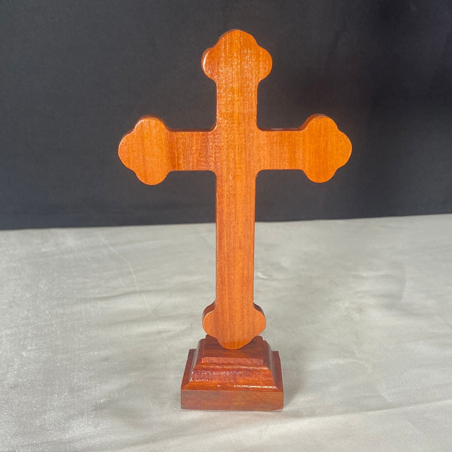 CRUCIFIXO MADEIRA DE MESA MEDALHA SÃO BENTO E NOSSA SENHORA DAS GRAÇAS 15CM (1 UNIDADE)