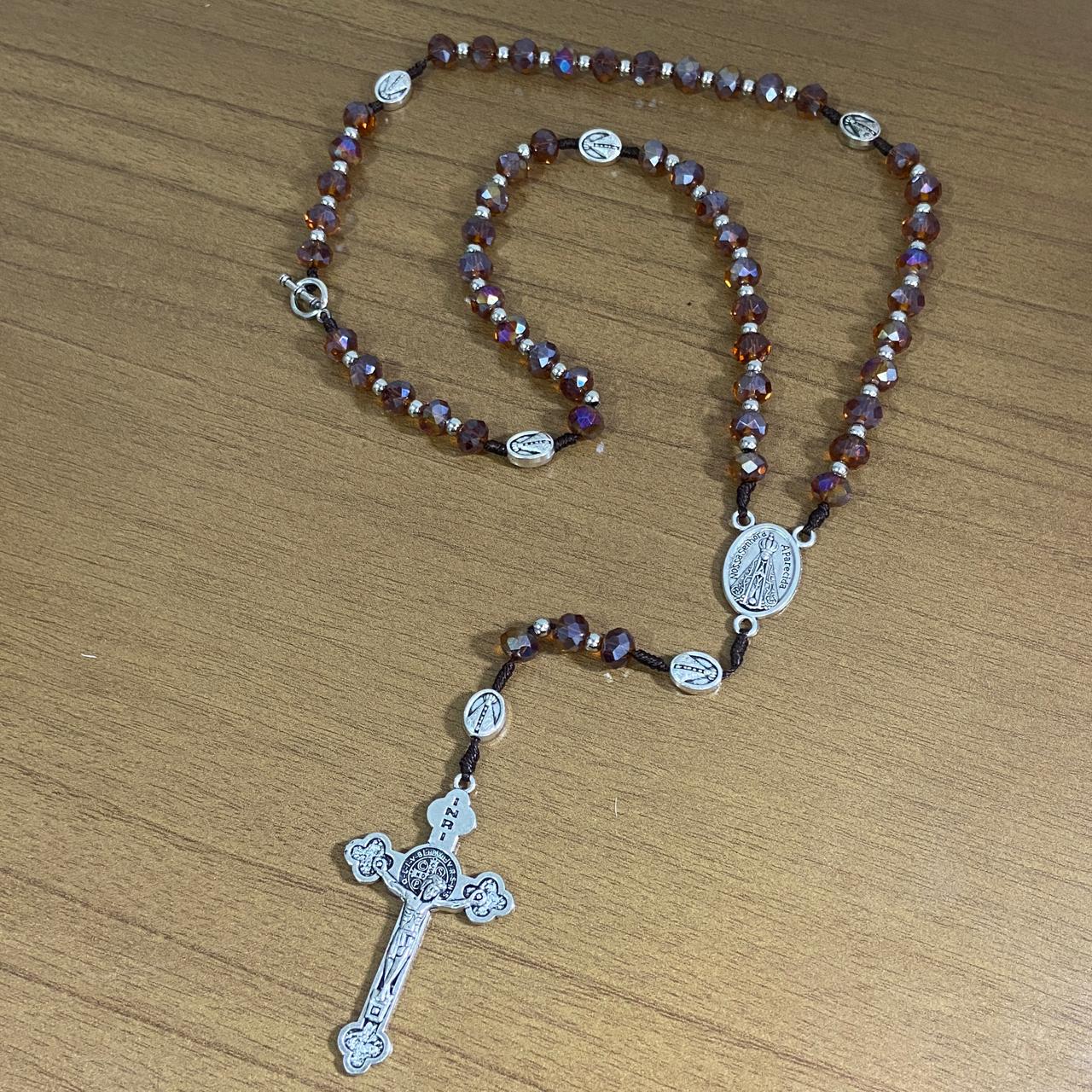 TERÇO CRISTAL NOSSA SENHORA APARECIDA E SÃO CRISTÓVÃO 6 MM MARROM (1 UNIDADE)