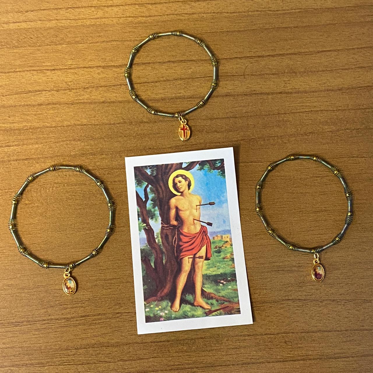 PULSEIRA DE MOLA COM MEDALHA SÃO SEBASTIÃO CORES SORTIDAS (3 UNIDADES)