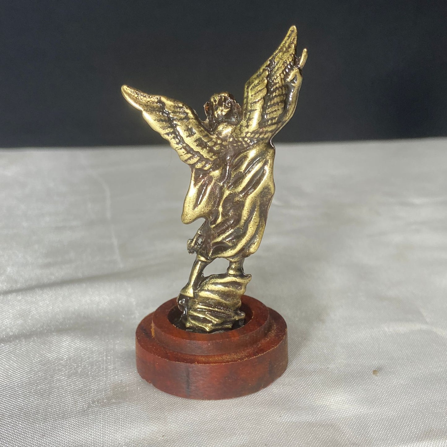 IMAGEM DE MESA METAL OURO VELHO SÃO MIGUEL COM BASE DE MADEIRA 08CM (1 UNIDADE)