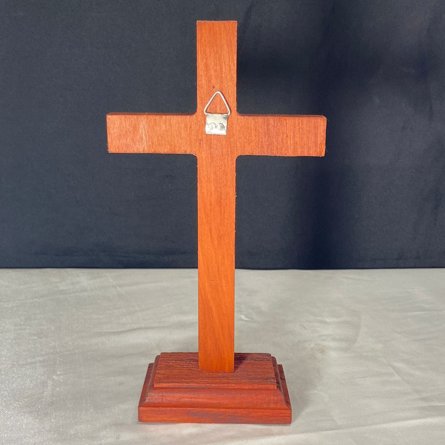 CRUCIFIXO MADEIRA DE MESA E PAREDE RISCADO 20,5CM (1 UNIDADE)