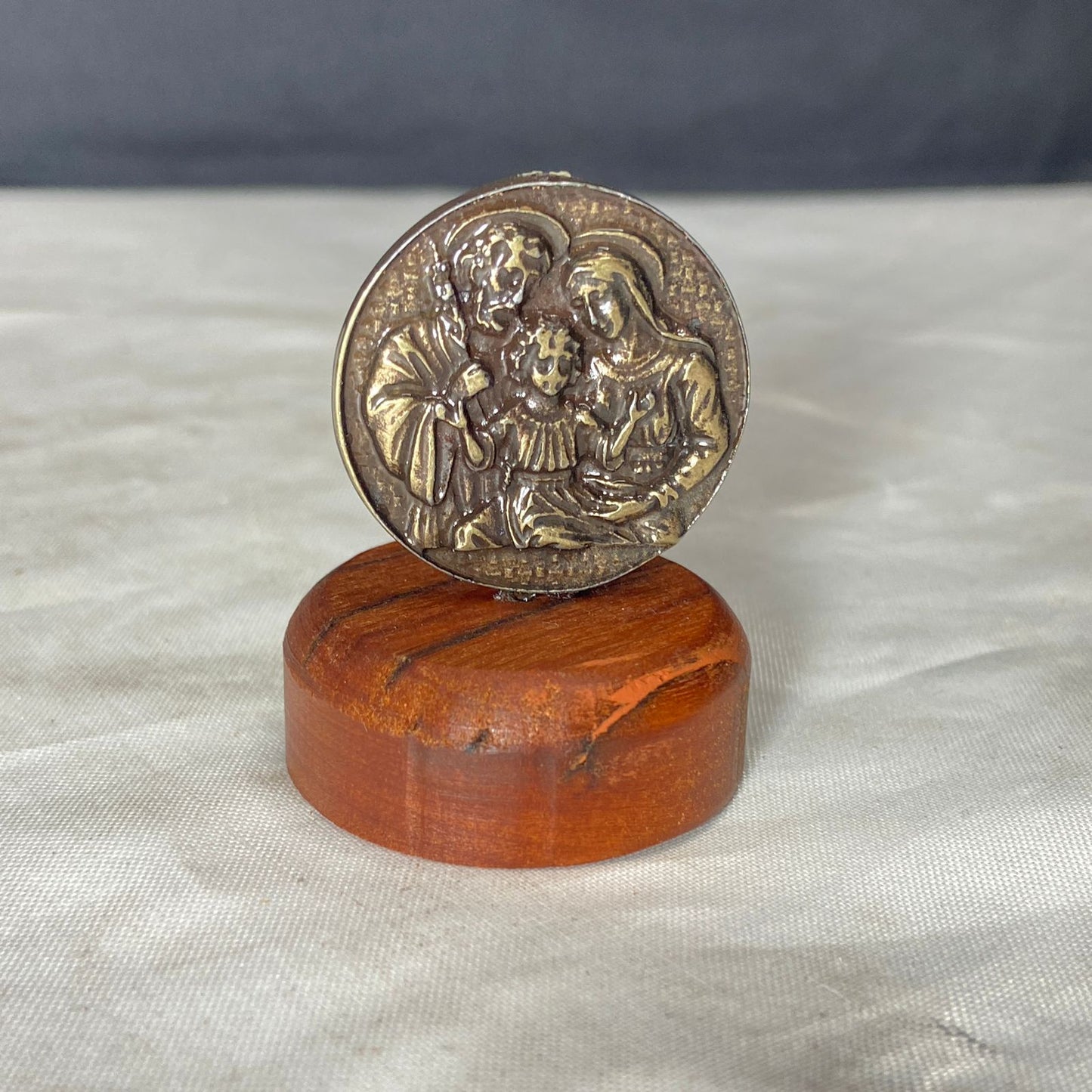 IMAGEM DE MESA METAL OURO VELHO SAGRADA FAMÍLIA COM BASE DE MADEIRA 4,5CM (1 UNIDADE)