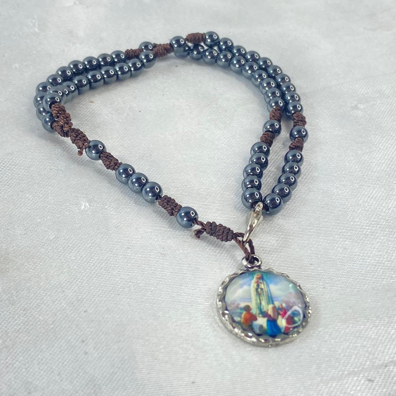 TERÇO PULSEIRA HEMATITA NOSSA SENHORA DE FÁTIMA 4MM (6 UNIDADES)