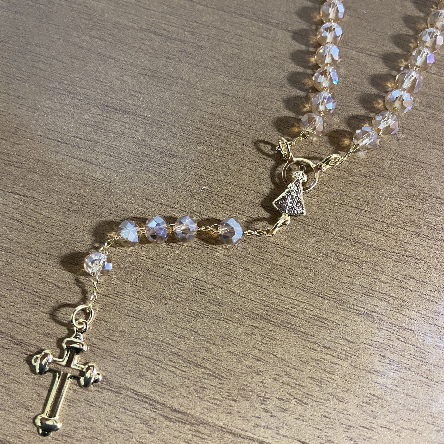 CORRENTE TERÇO CRISTAL NOSSA SENHORA APARECIDA BEGE TRANSPARENTE 04MM (1 UNIDADE)