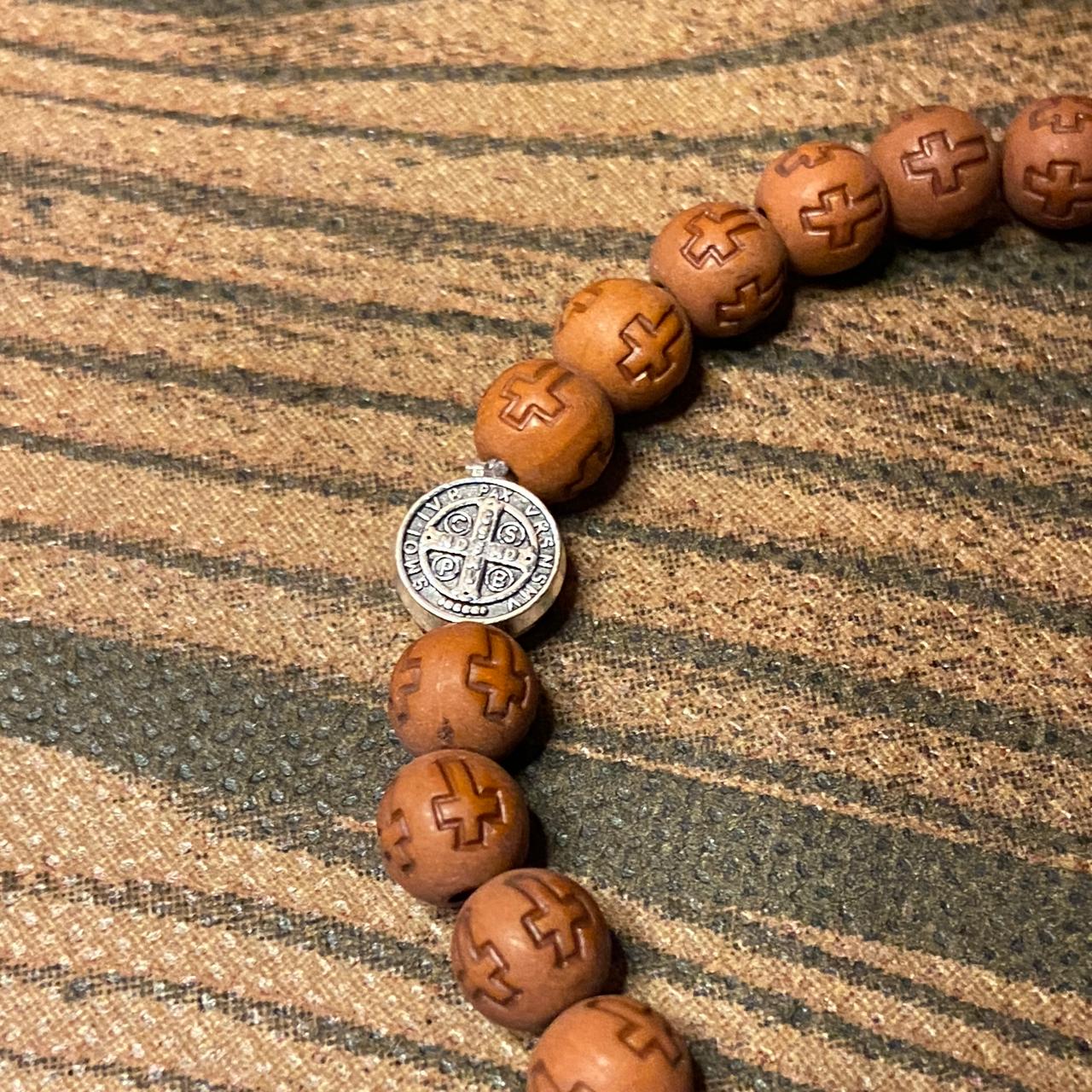 PULSEIRA DE MADEIRA MARROM CONTAS DECORADAS CRUZ NOSSA SENHORA APARECIDA (06 UNIDADES)