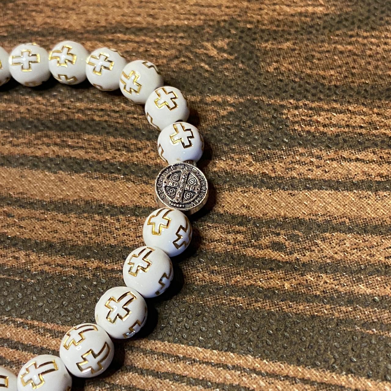 PULSEIRA DE MADEIRA BRANCA CONTAS DECORADAS CRUZ NOSSA SENHORA APARECIDA (06 UNIDADES)