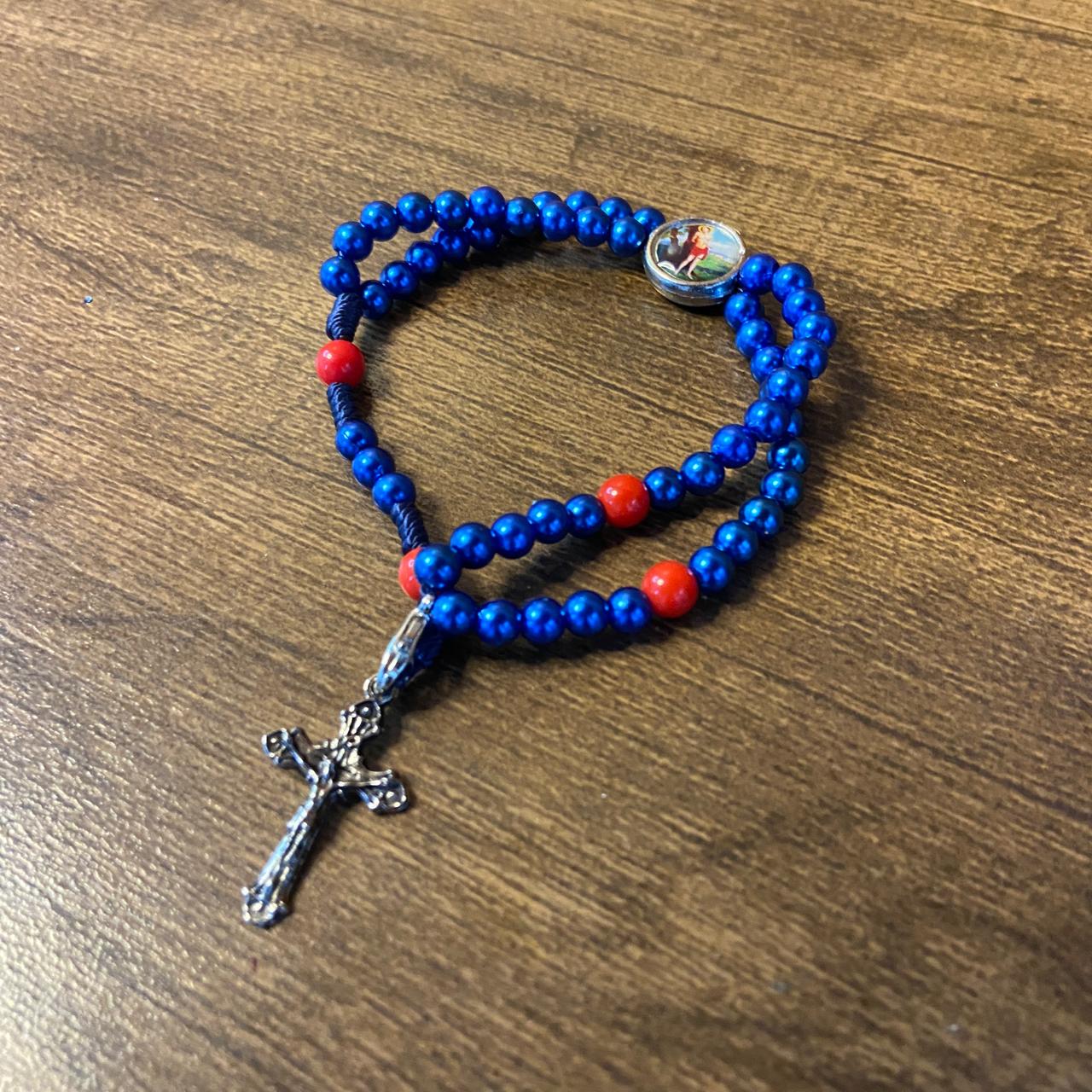 TERÇO PULSEIRA PÉROLA AZUL COM MEDALHA RESINADA SÃO SEBASTIÃO (6 UNIDADES)