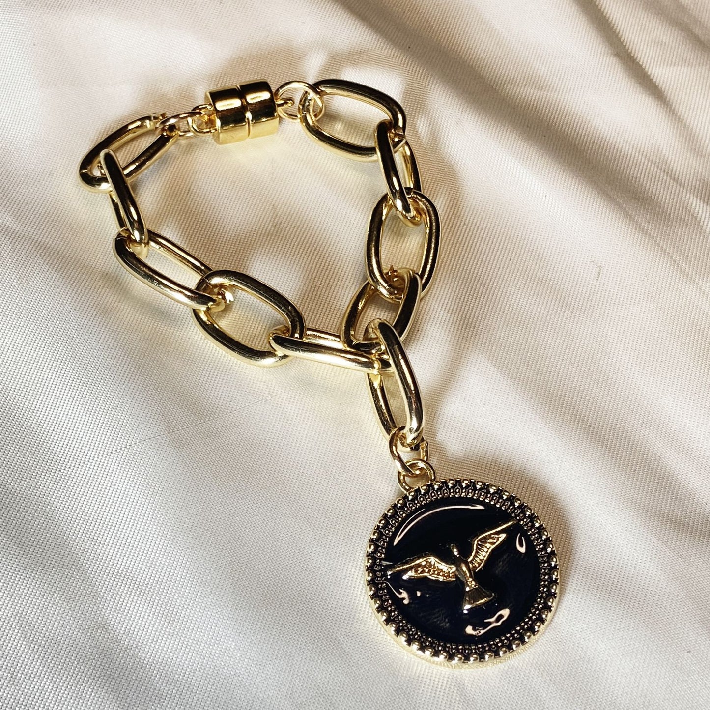 PULSEIRA DOURADA DIVINO ESPÍRITO SANTO RESINADO PRETO (3 UNIDADES)