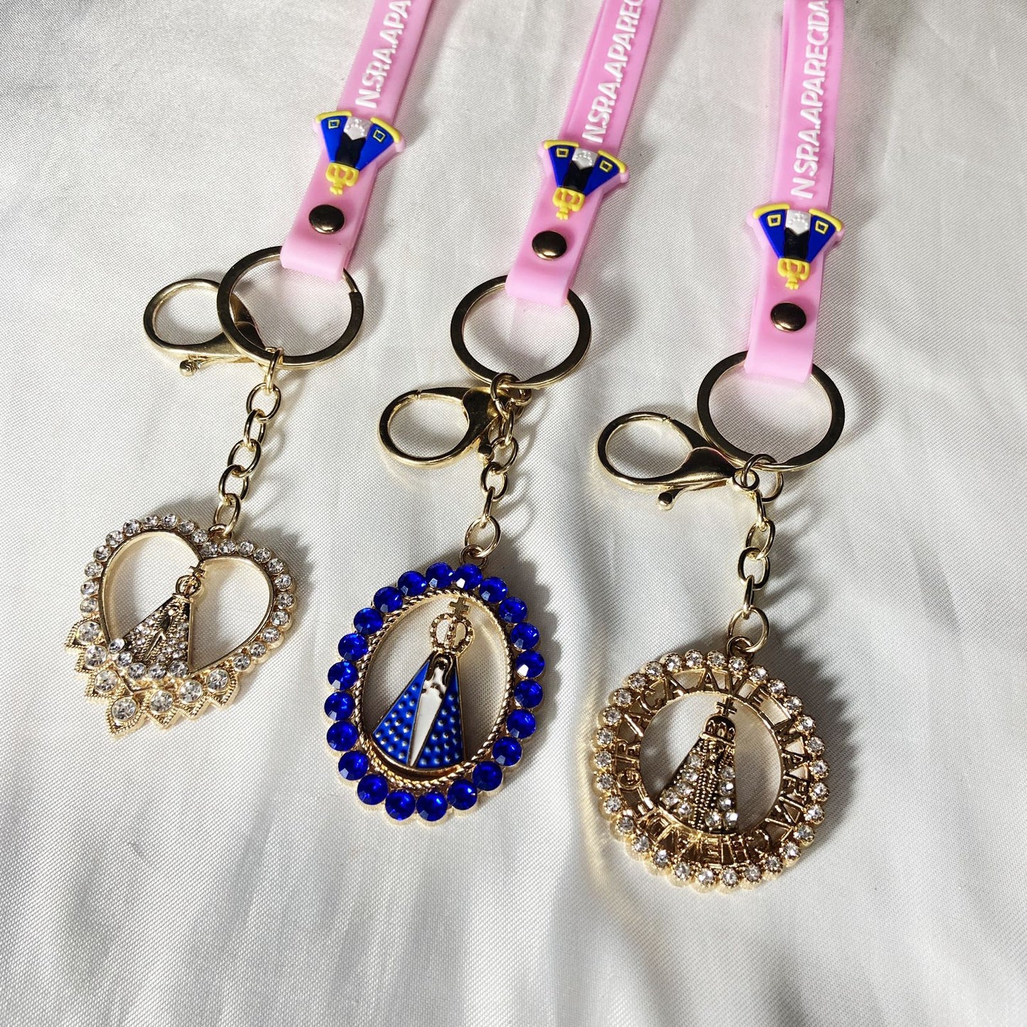 CHAVEIRO LUXO NOSSA SENHORA APARECIDA COM FITA SILICONE ROSA MODELOS SORTIDOS (6 UNIDADES)