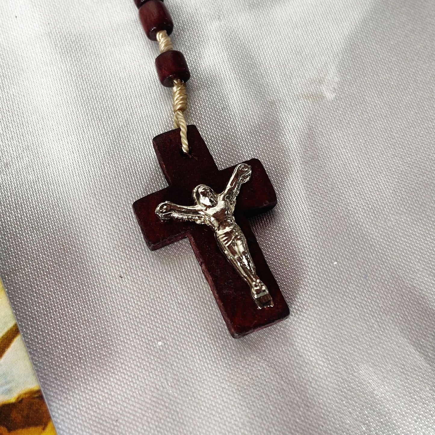 TERÇO DE MADEIRA MIRIM NOSSA SENHORA APARECIDA E MEDALHA DE SÃO BENTO ( 03UNIDADES )