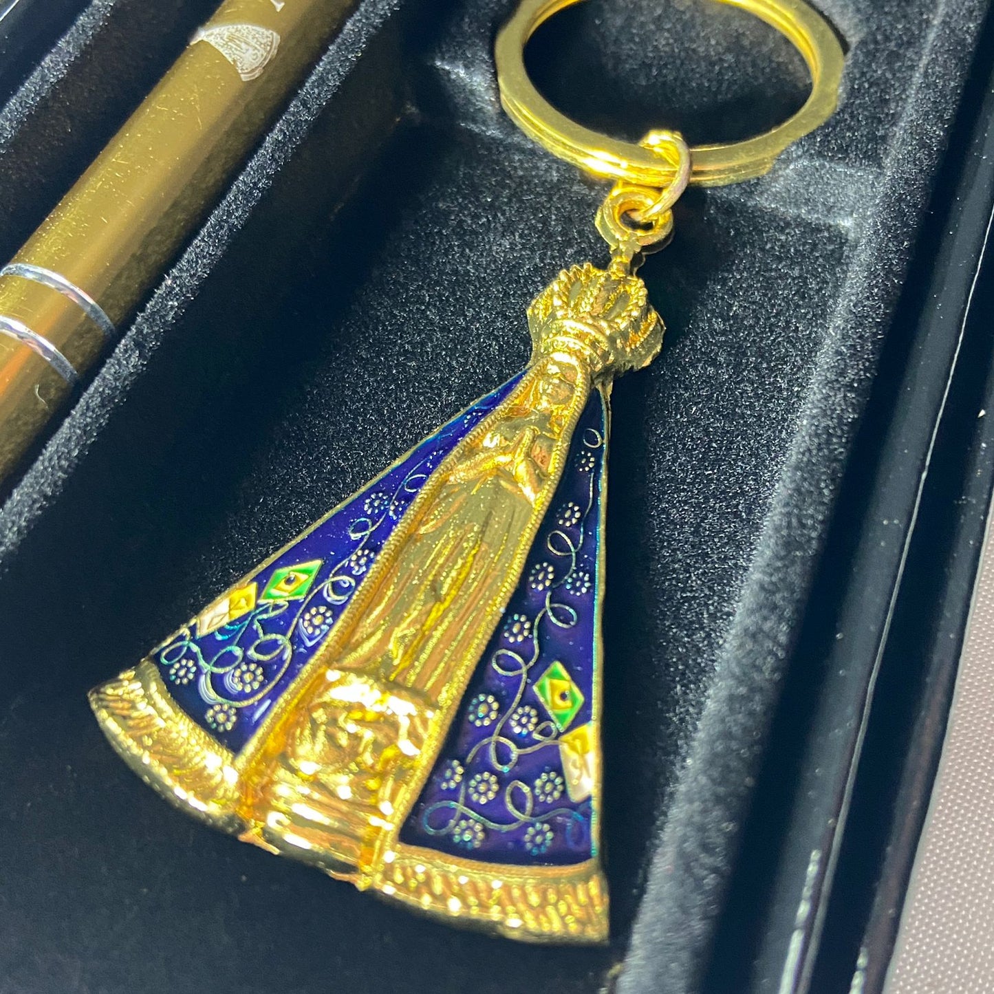 KIT CANETA COM CHAVEIRO NOSSA SENHORA APARECIDA DOURADO ( 1 UNIDADE)