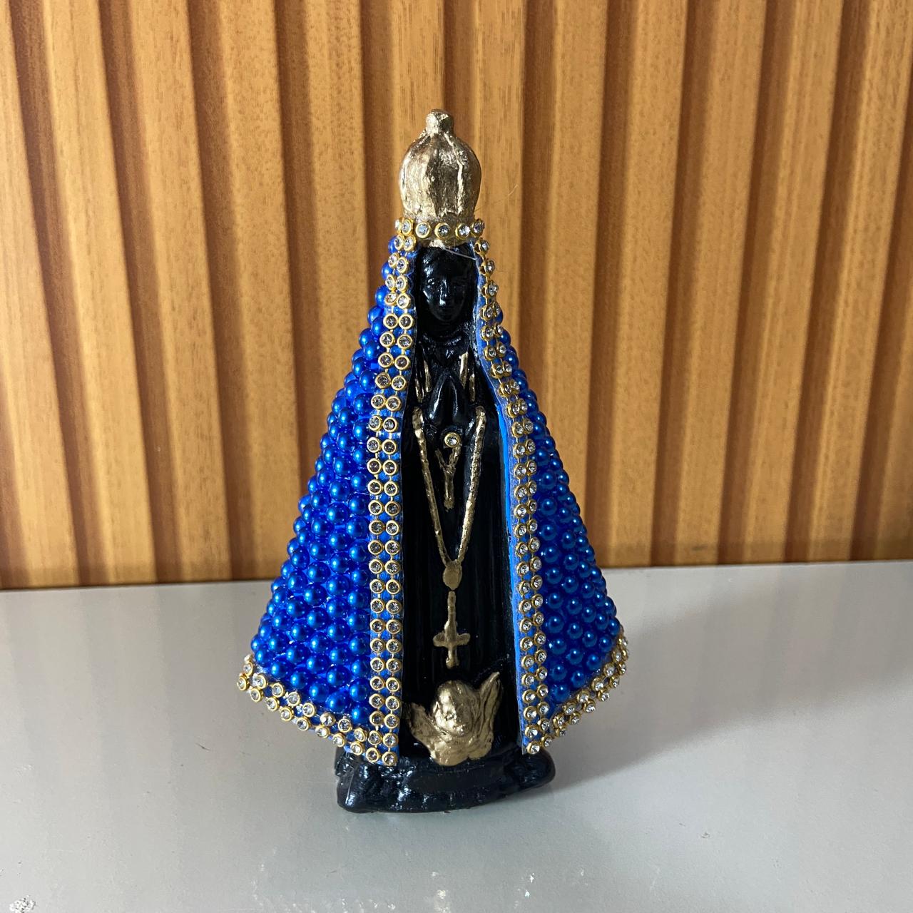 IMAGEM DE GESSO NOSSA SENHORA APARECIDA COM PÉROLA AZUL E STRASS 14CM (1 UNIDADE)