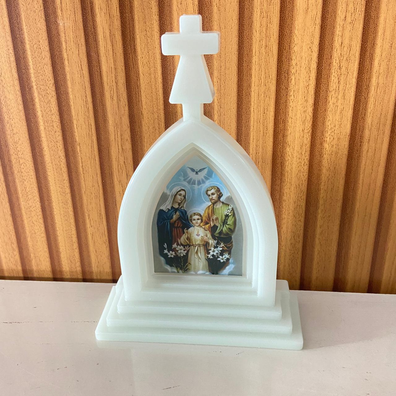 CAPELA ACRÍLICA G SAGRADA FAMÍLIA FLUORESCENTE 18X12CM (1 UNIDADE)