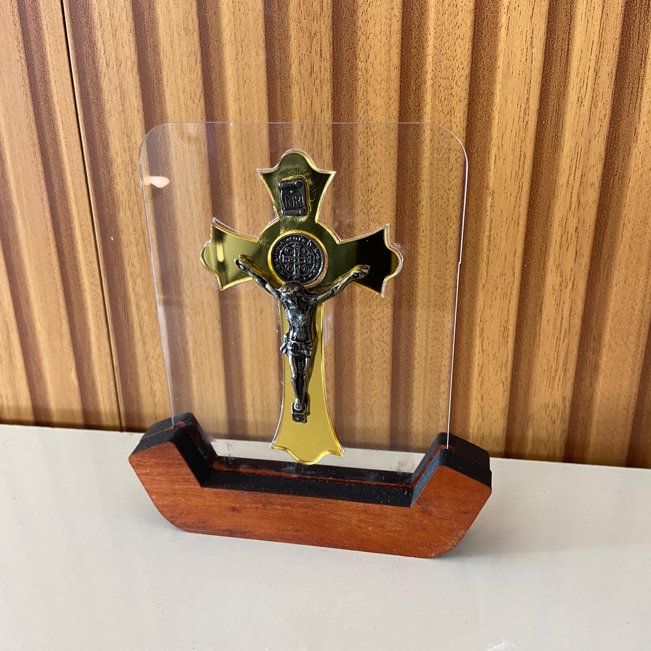 IMAGEM DE MESA METAL OURO VELHO CRUCIFIXO SÃO BENTO NO ACRÍLICO E BASE DE MADEIRA 13,5CM (1 UNIDADE)