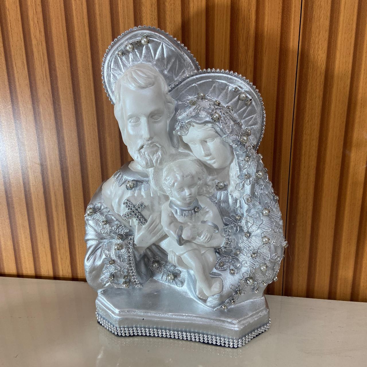 BUSTO DE GESSO SAGRADA FAMÍLIA BRANCO E PRATEADO COM STRASS 29CM (1 UNIDADE)