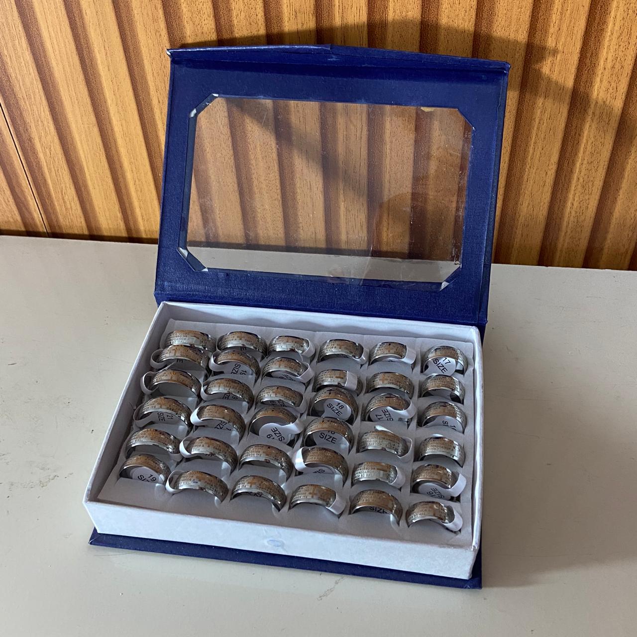 ANEL AÇO INOX COM ORAÇÃO DO PAI NOSSO MOD3 (36 UNIDADES)